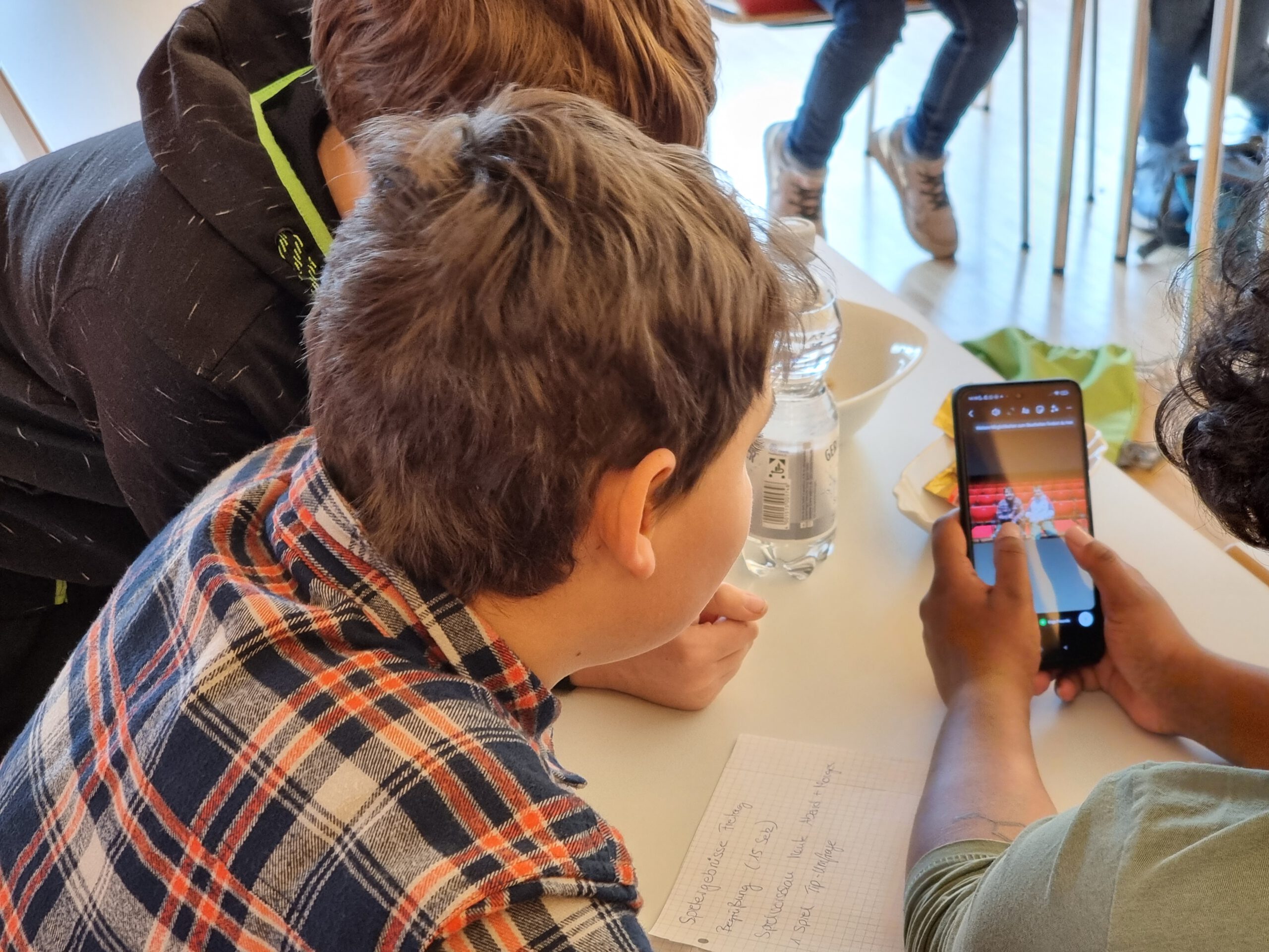 Kinder und Jugendliche lernen mit Tablets.